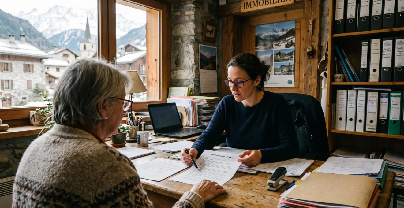 Une employée d'agence présente un contrat de gestion locative à un propriétaire assis en face.